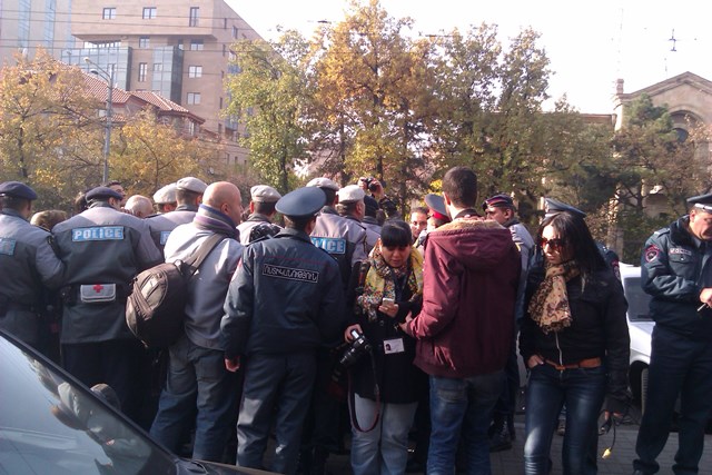 У здания полиции в Ереване проходит акция протеста